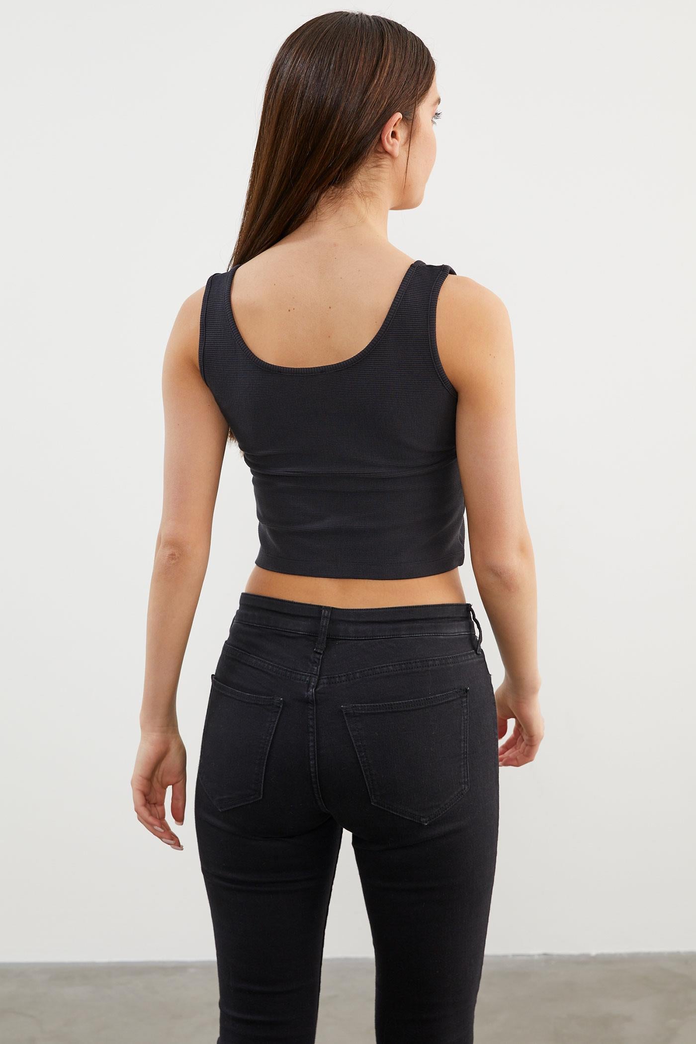 Askılı Düğme Detaylı Ribana Crop Tişört - Siyah (4) Sementa