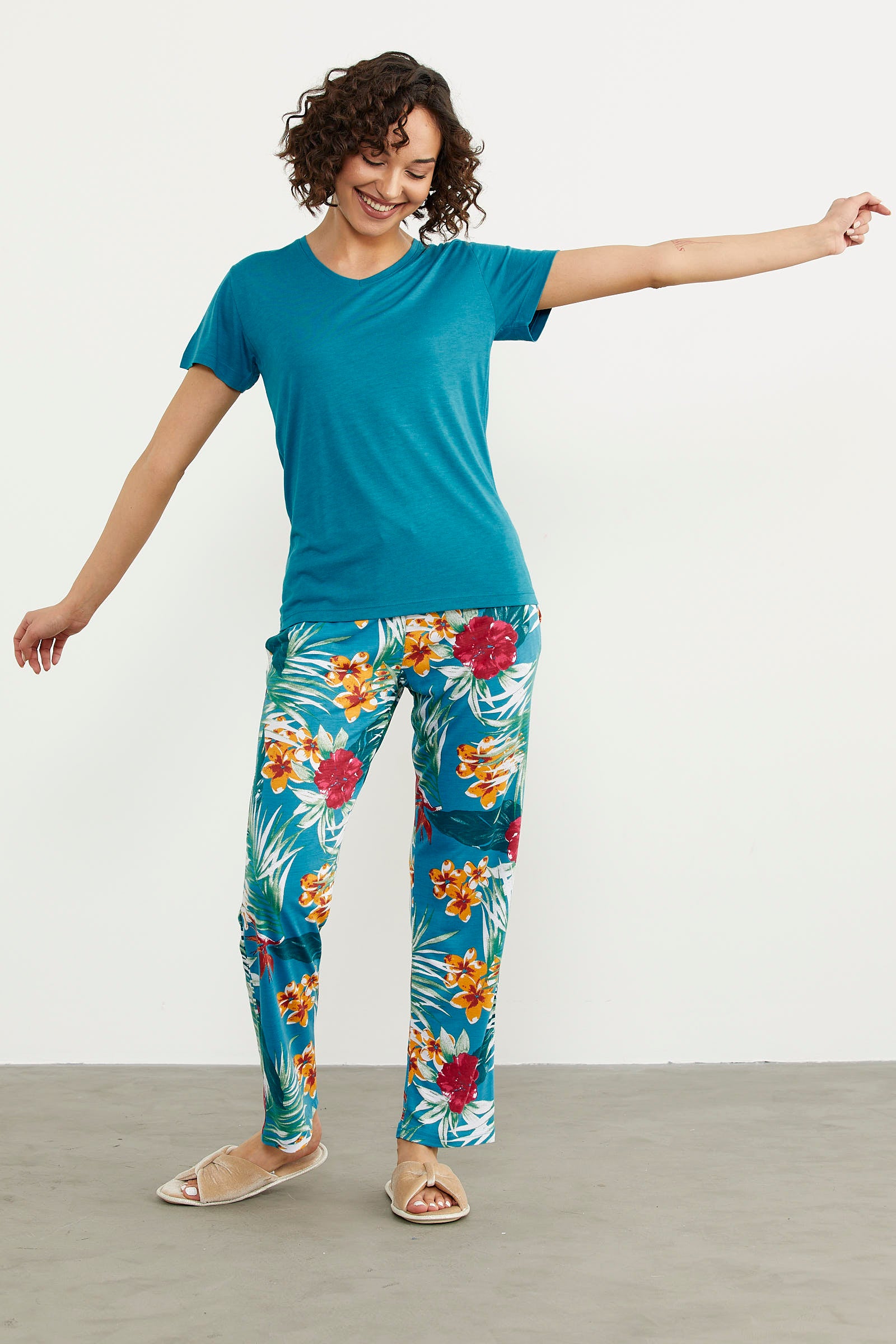 Çiçek Desenli V Yaka Pijama Takım - Yeşil (6) Sementa