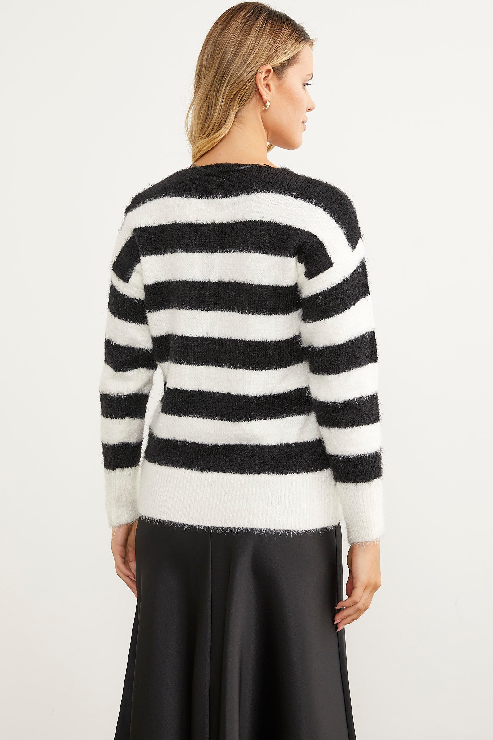 Çizgili V Yaka Triko Kazak - Siyah (6) Sementa