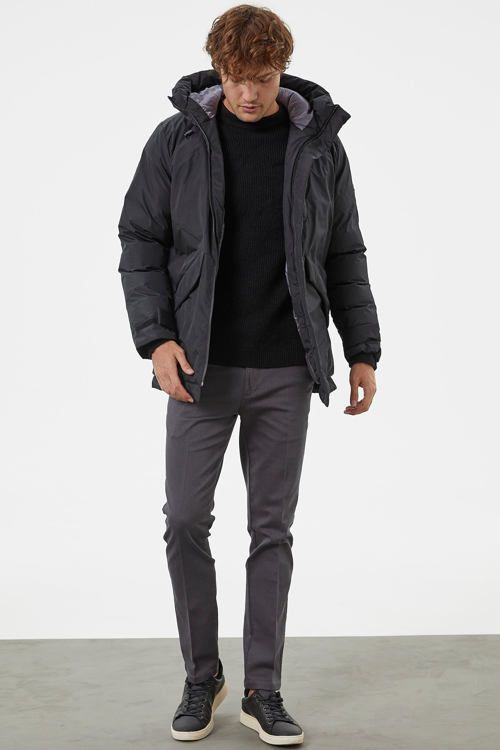 Kapüşonlu Kol Detaylı Şişme Mont - Siyah (4) Sementa