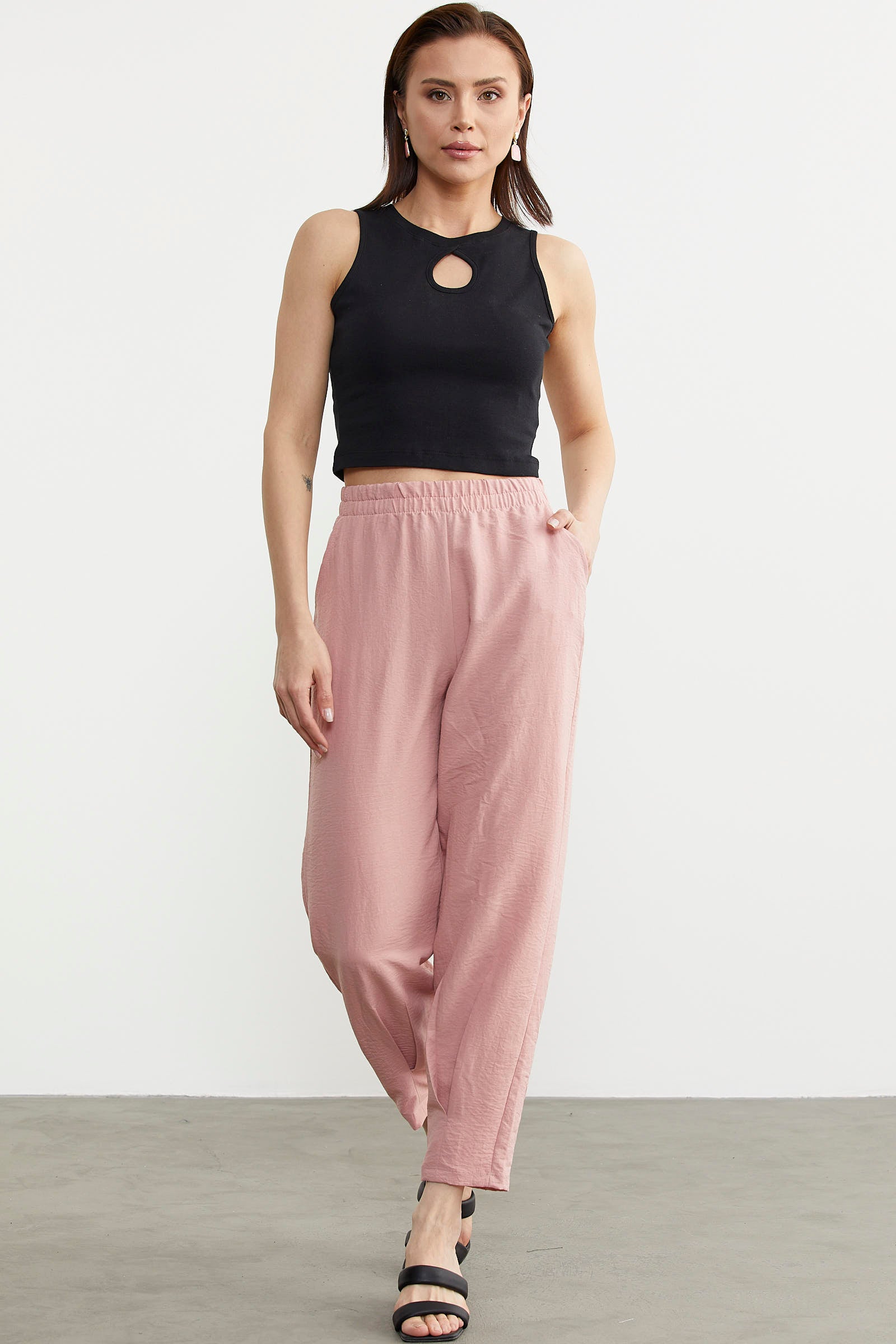 Paça Büzgü Detaylı Krep Pantolon - Pembe (2) Sementa