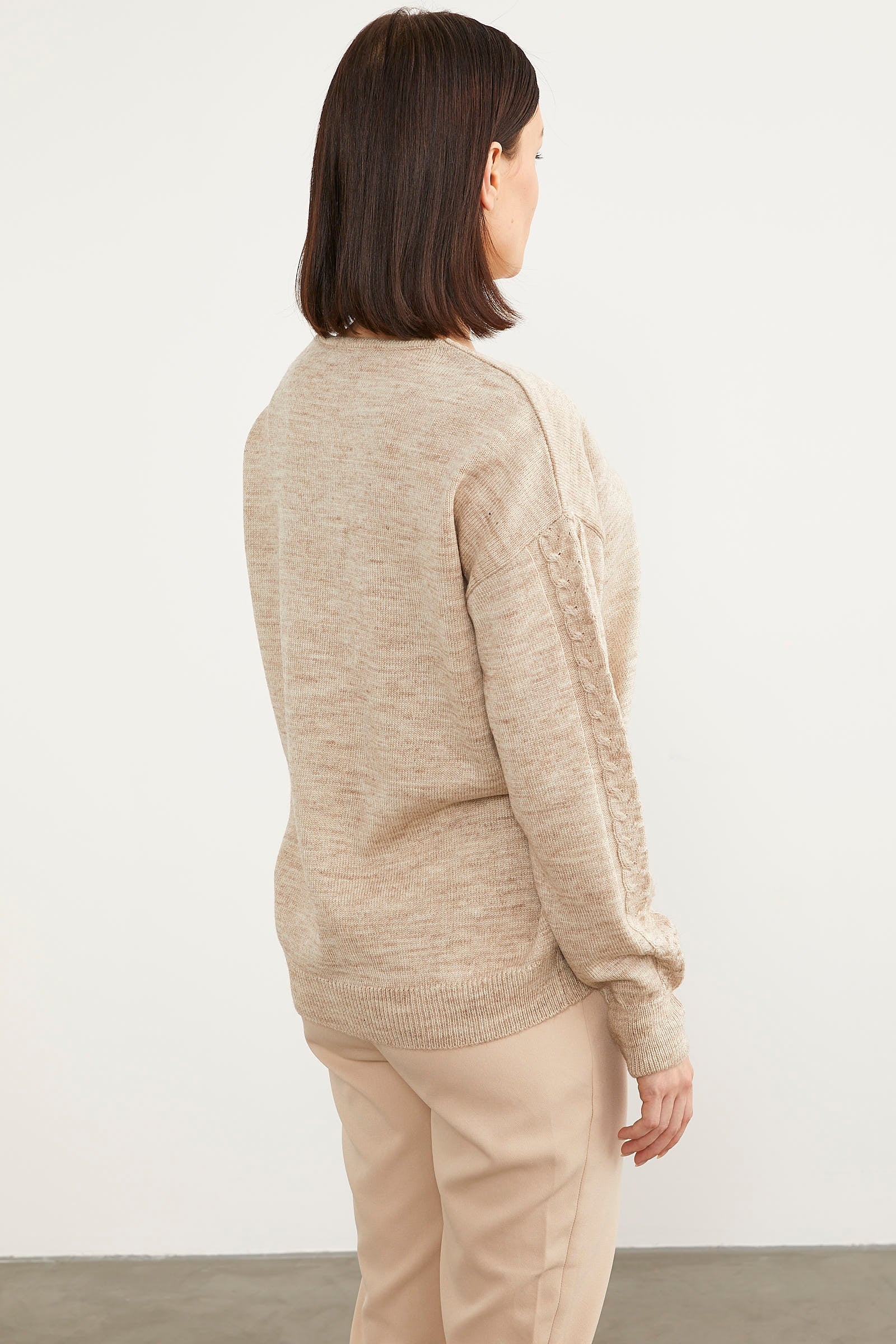 Saç Örgü Detaylı V Yaka Triko Kazak - Bej (6) Sementa