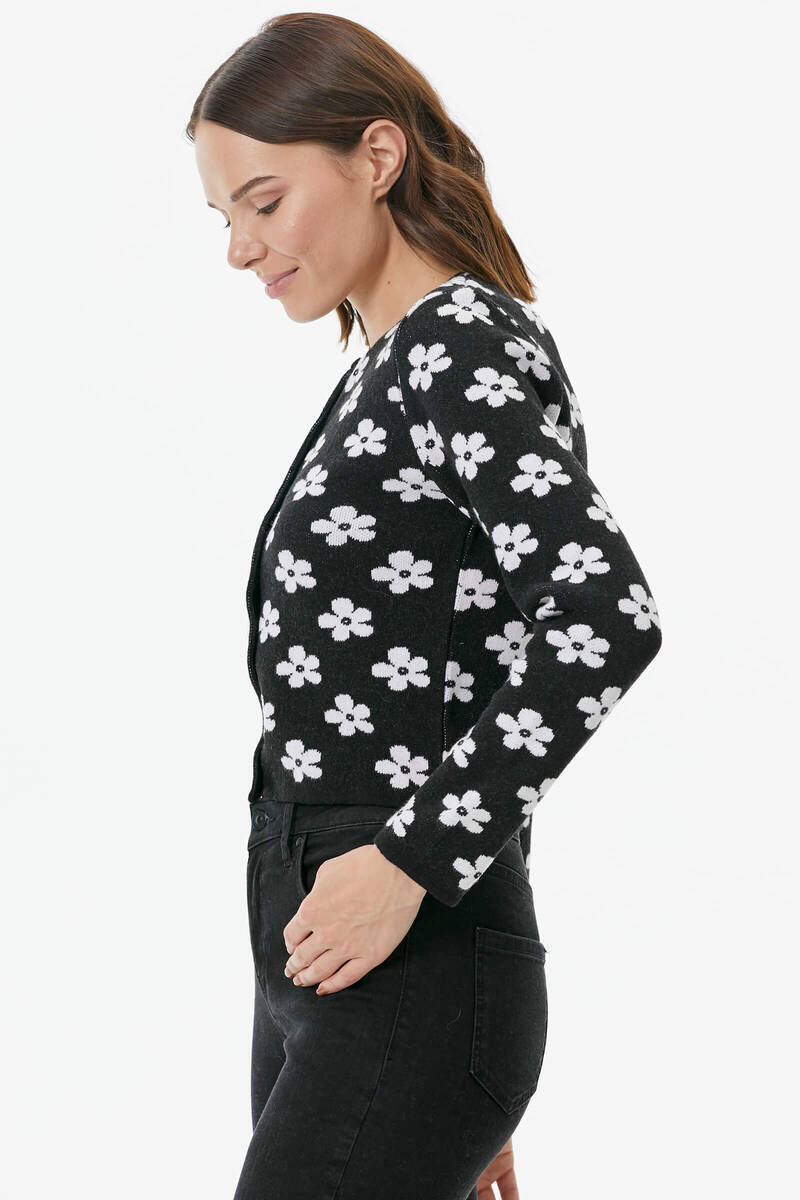 Sıfır Yaka Düğmeli Çiçek Desenli Triko Hırka - Siyah (3) Sementa