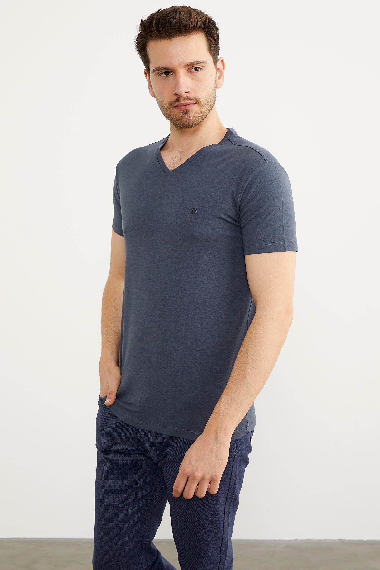 V Yaka Basic Kısa Kol Tişört - Füme (2) Sementa