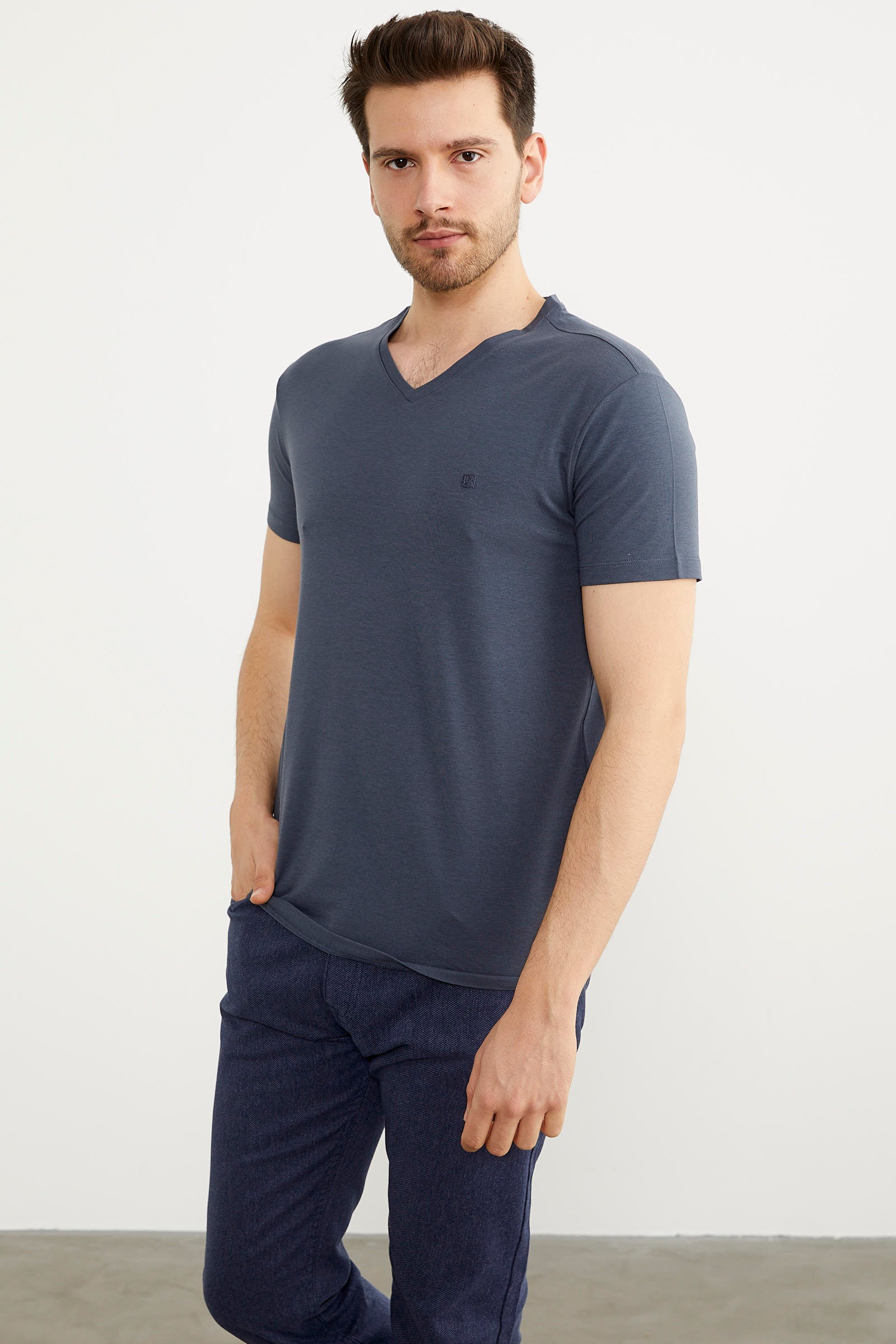 V Yaka Basic Kısa Kol Tişört - Füme (3) Sementa