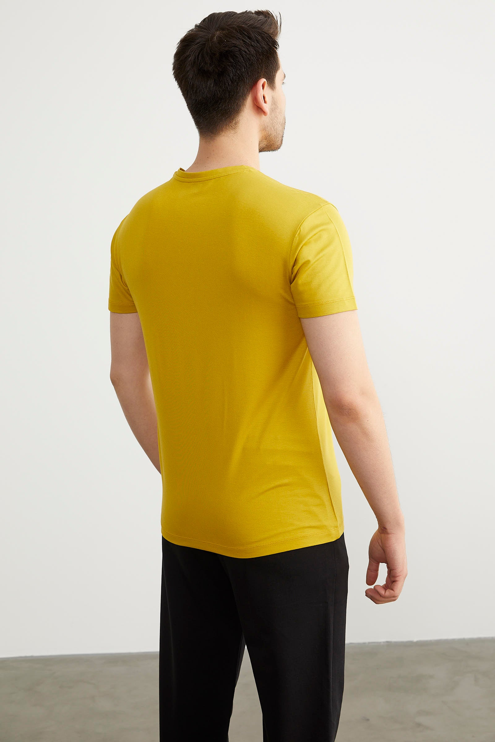 V Yaka Basic Kısa Kol Tişört - Hardal (4) Sementa