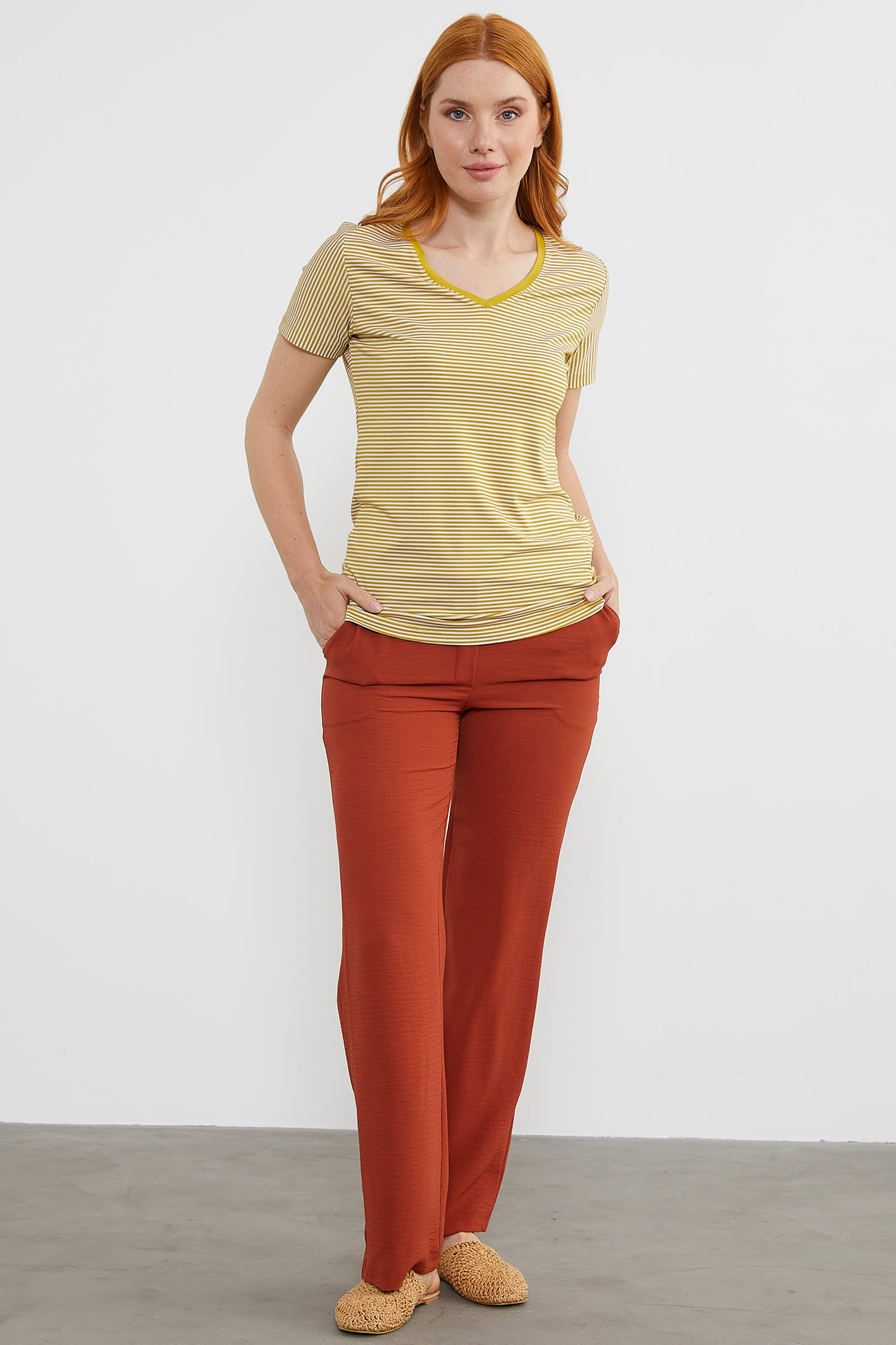 V Yaka Biye Detaylı Çizgili Tişört - Hardal (3) Sementa