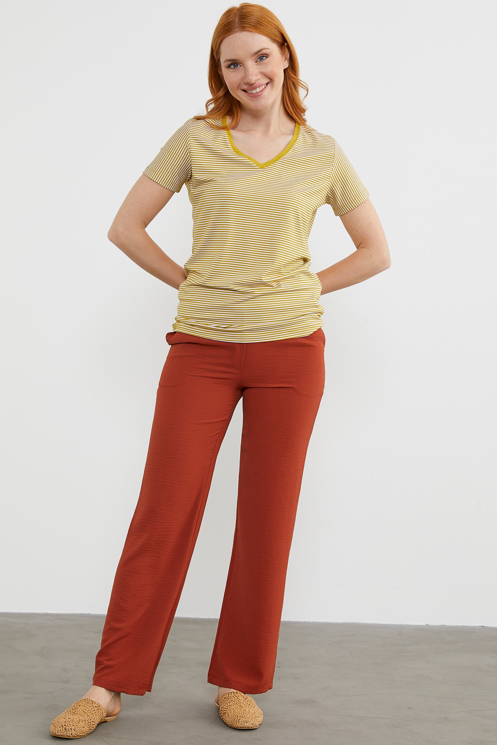 V Yaka Biye Detaylı Çizgili Tişört - Hardal (4) Sementa