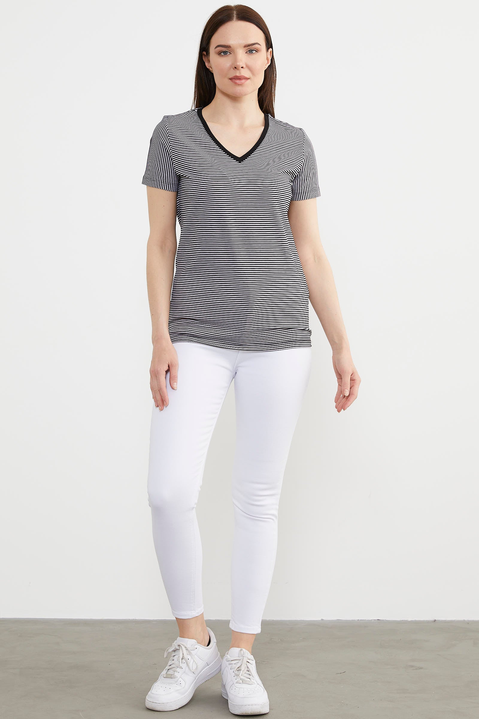 V Yaka Biye Detaylı Çizgili Tişört - Siyah (1) Sementa