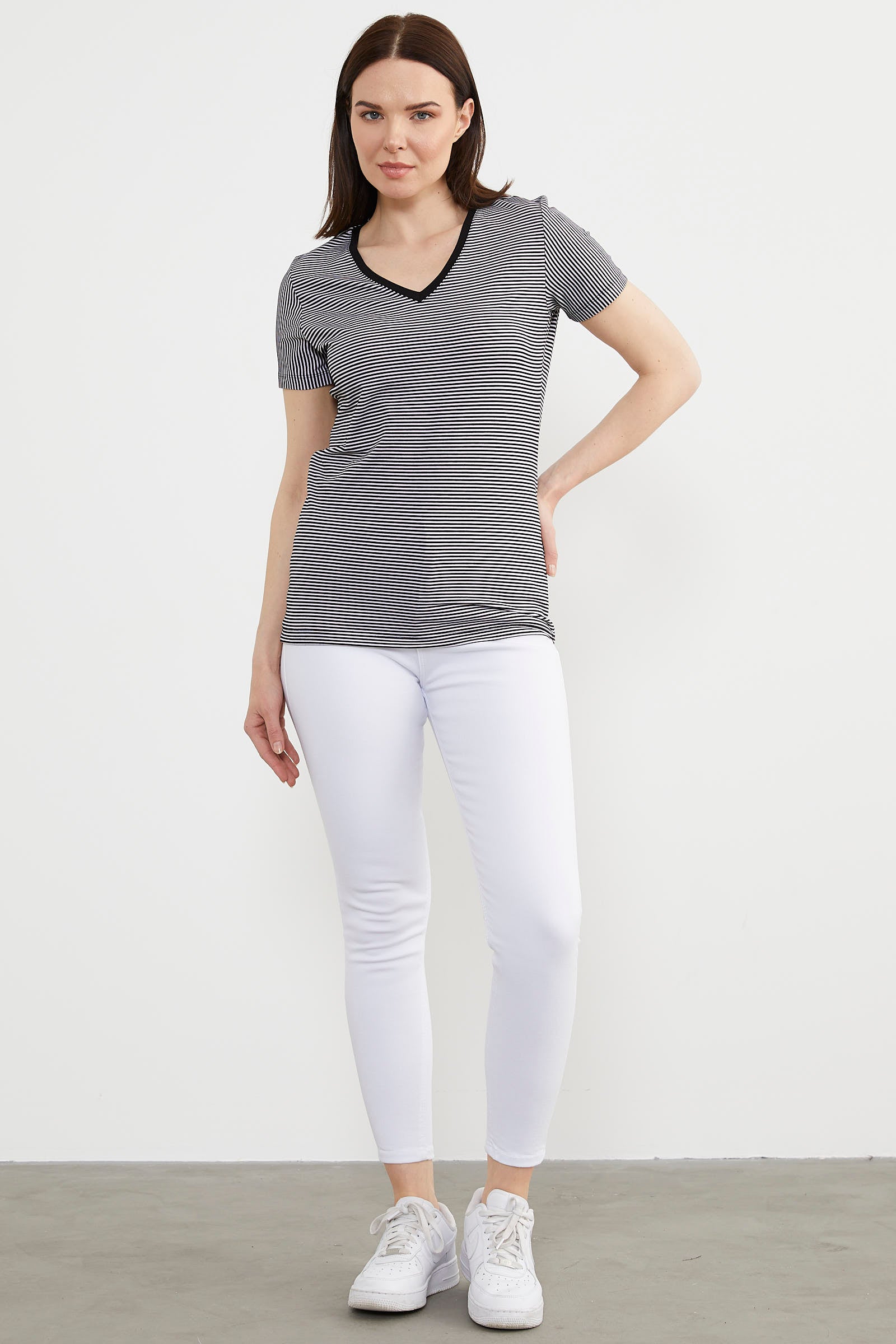 V Yaka Biye Detaylı Çizgili Tişört - Siyah (2) Sementa