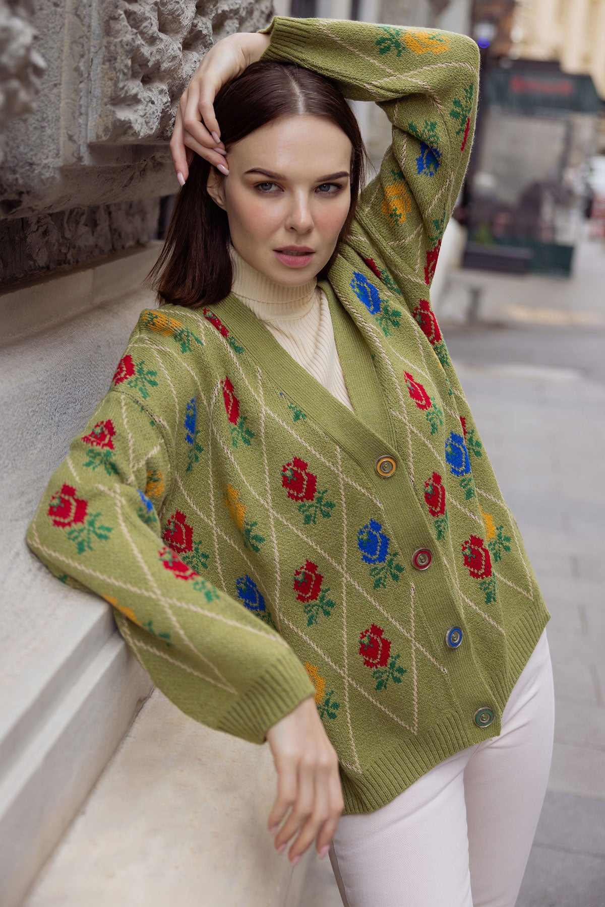 V Yaka Düğmeli Gül Desenli Triko Hırka - Yeşil (1) Sementa