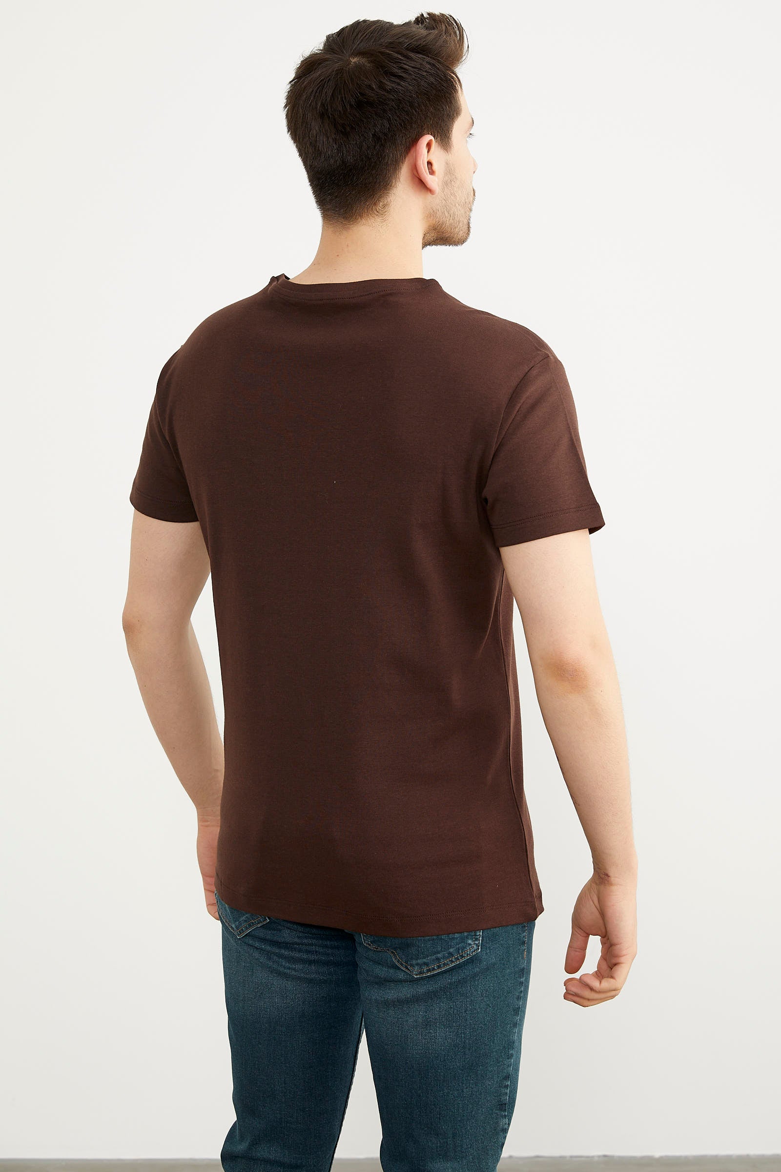 V Yaka Küçük Baskı Detaylı Tişört - Kahve (3) Sementa