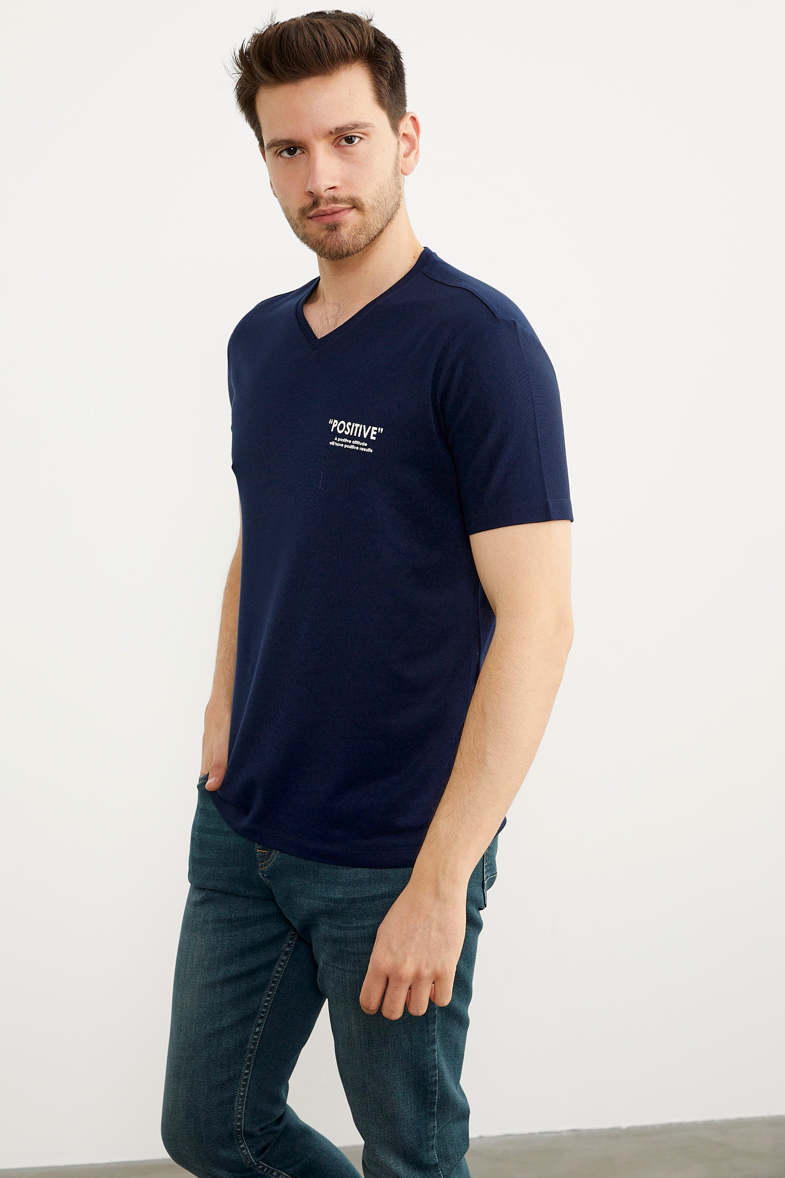 V Yaka Küçük Baskı Detaylı Tişört - Lacivert (2) Sementa