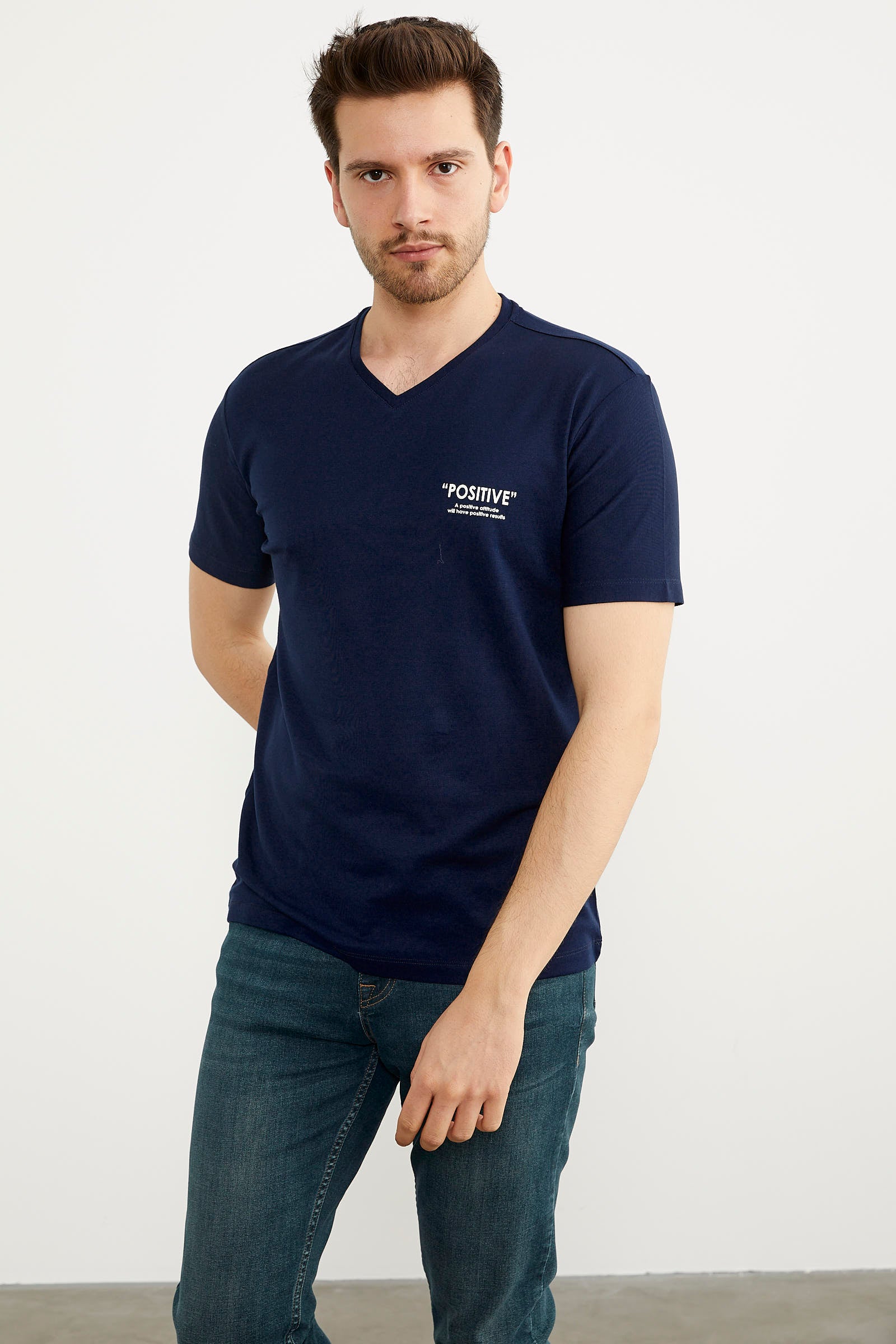 V Yaka Küçük Baskı Detaylı Tişört - Lacivert (3) Sementa