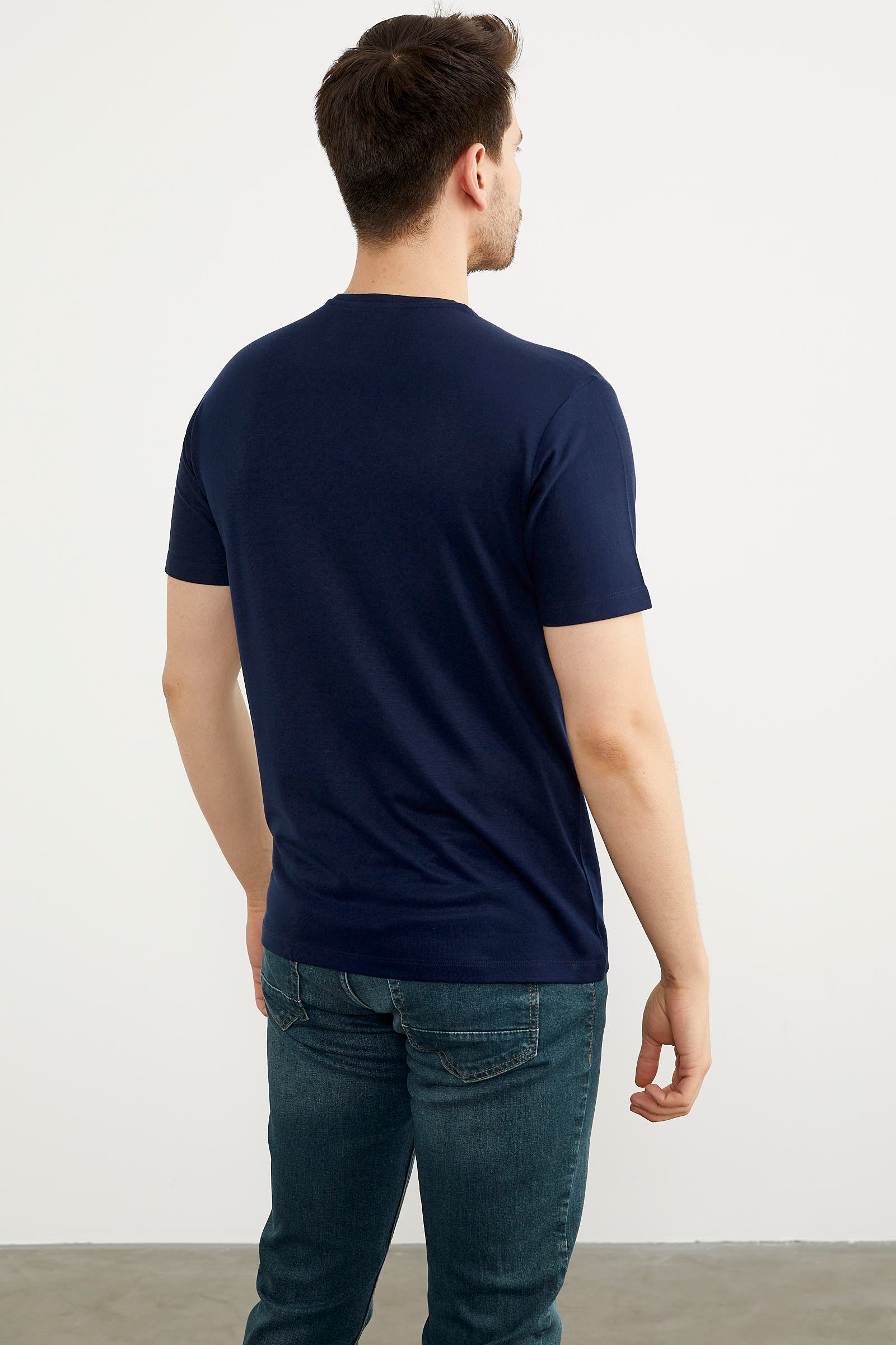 V Yaka Küçük Baskı Detaylı Tişört - Lacivert (4) Sementa