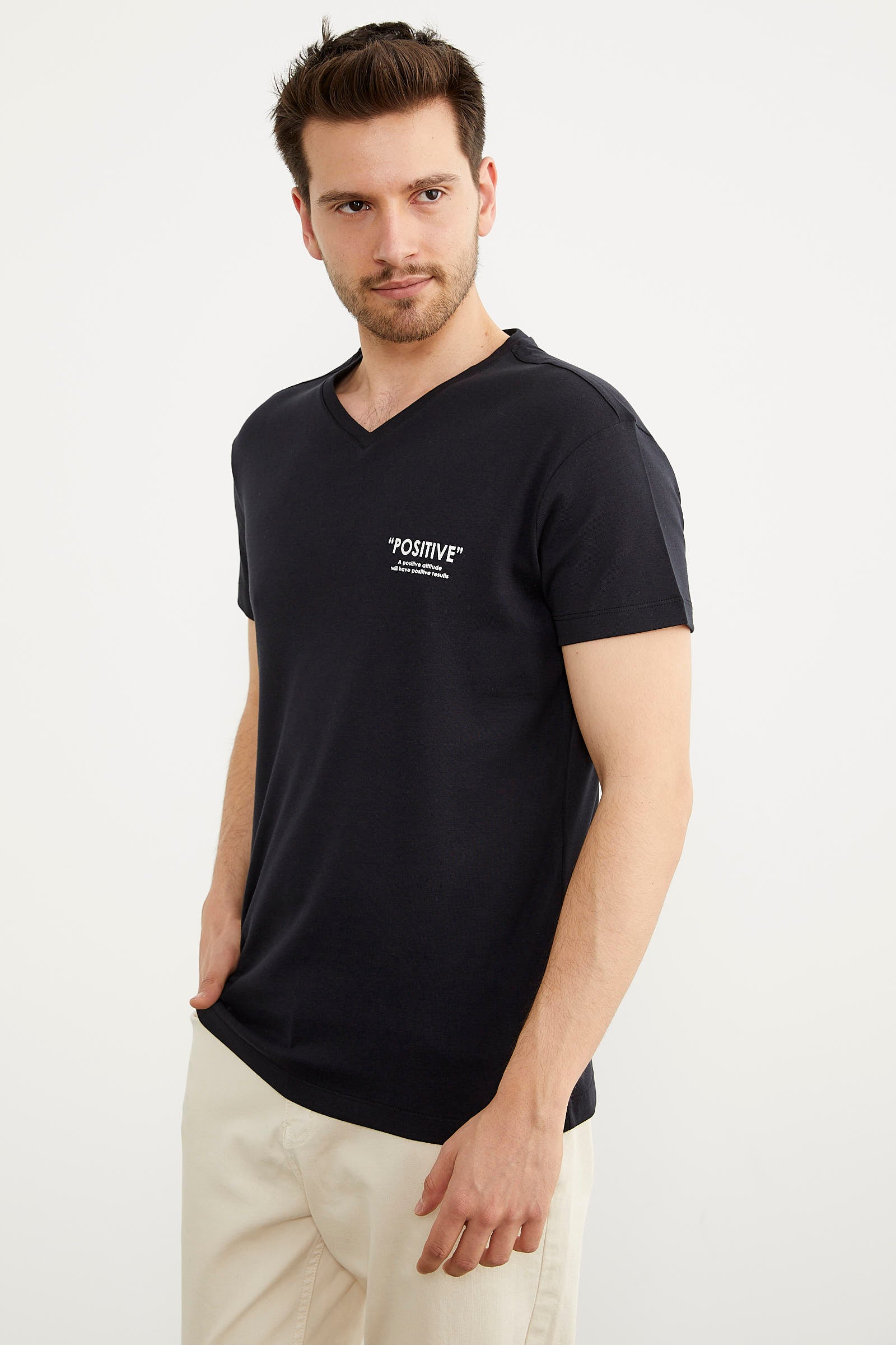 V Yaka Küçük Baskı Detaylı Tişört - Siyah (2) Sementa