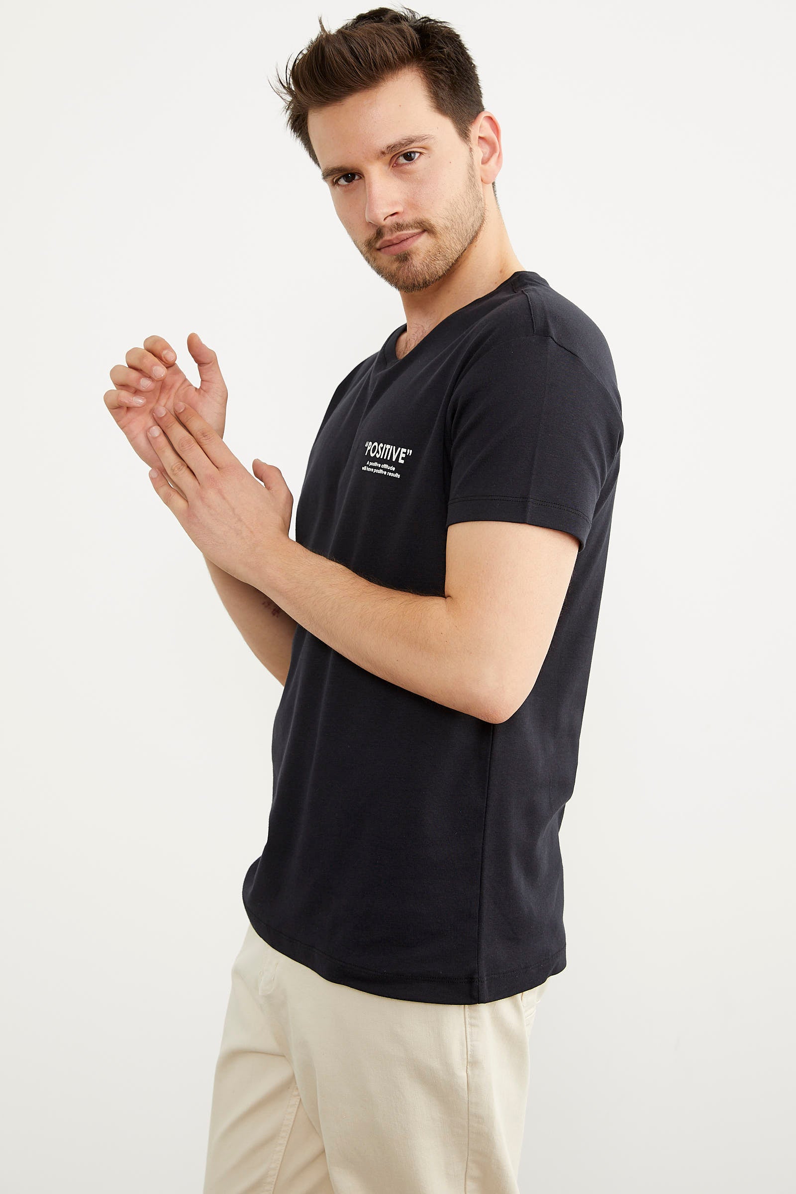 V Yaka Küçük Baskı Detaylı Tişört - Siyah (3) Sementa