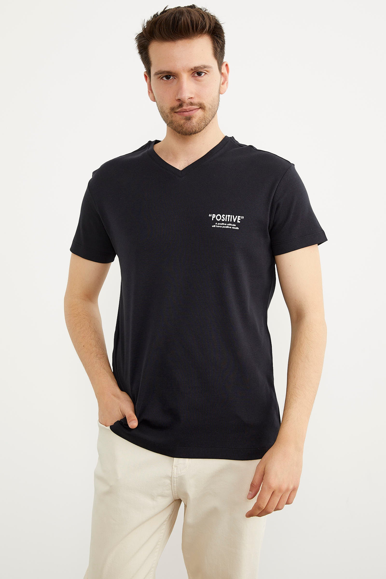 V Yaka Küçük Baskı Detaylı Tişört - Siyah (4) Sementa