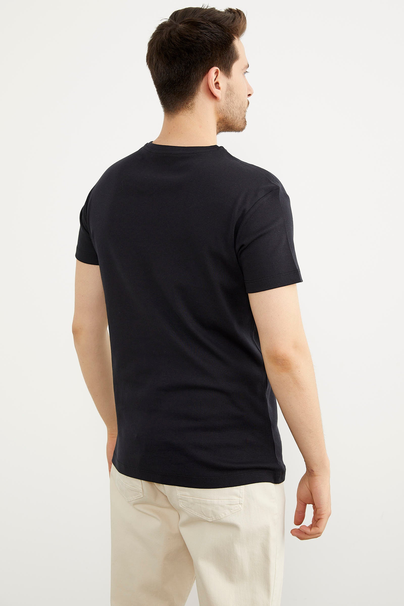 V Yaka Küçük Baskı Detaylı Tişört - Siyah (5) Sementa