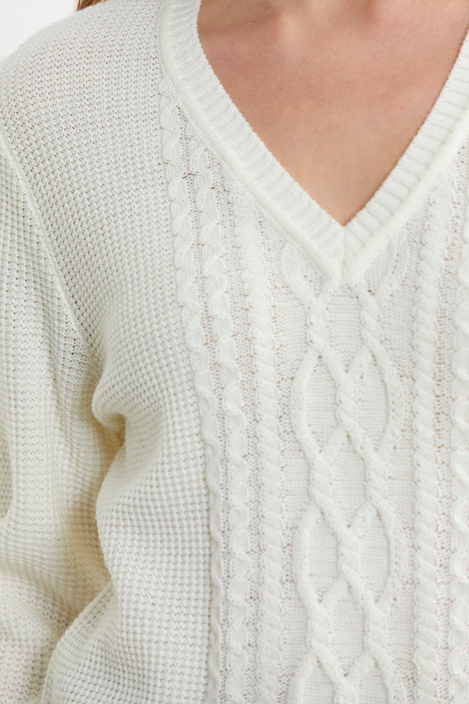 V Yaka Motifli Yünlü Triko Kazak - Kemik - Sementa