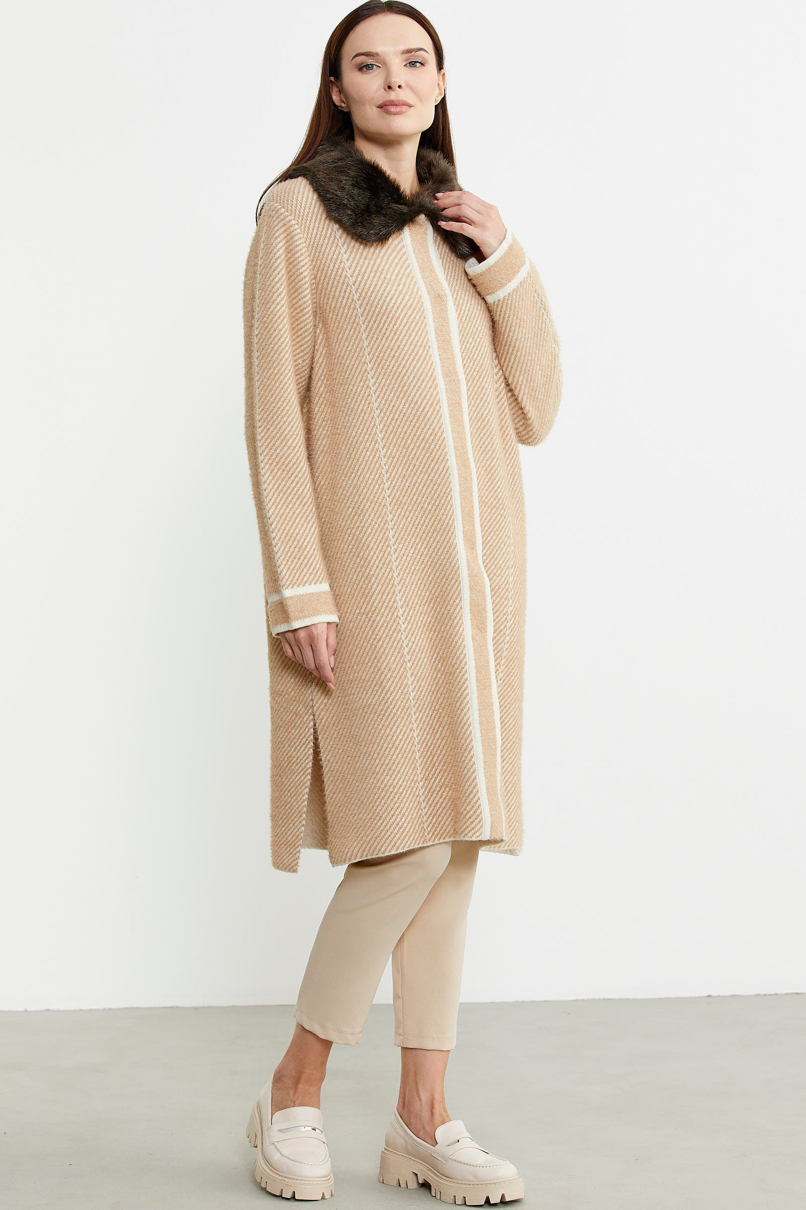 Yakası Suni Kürk Detaylı Uzun Triko Hırka - Bej - Sementa