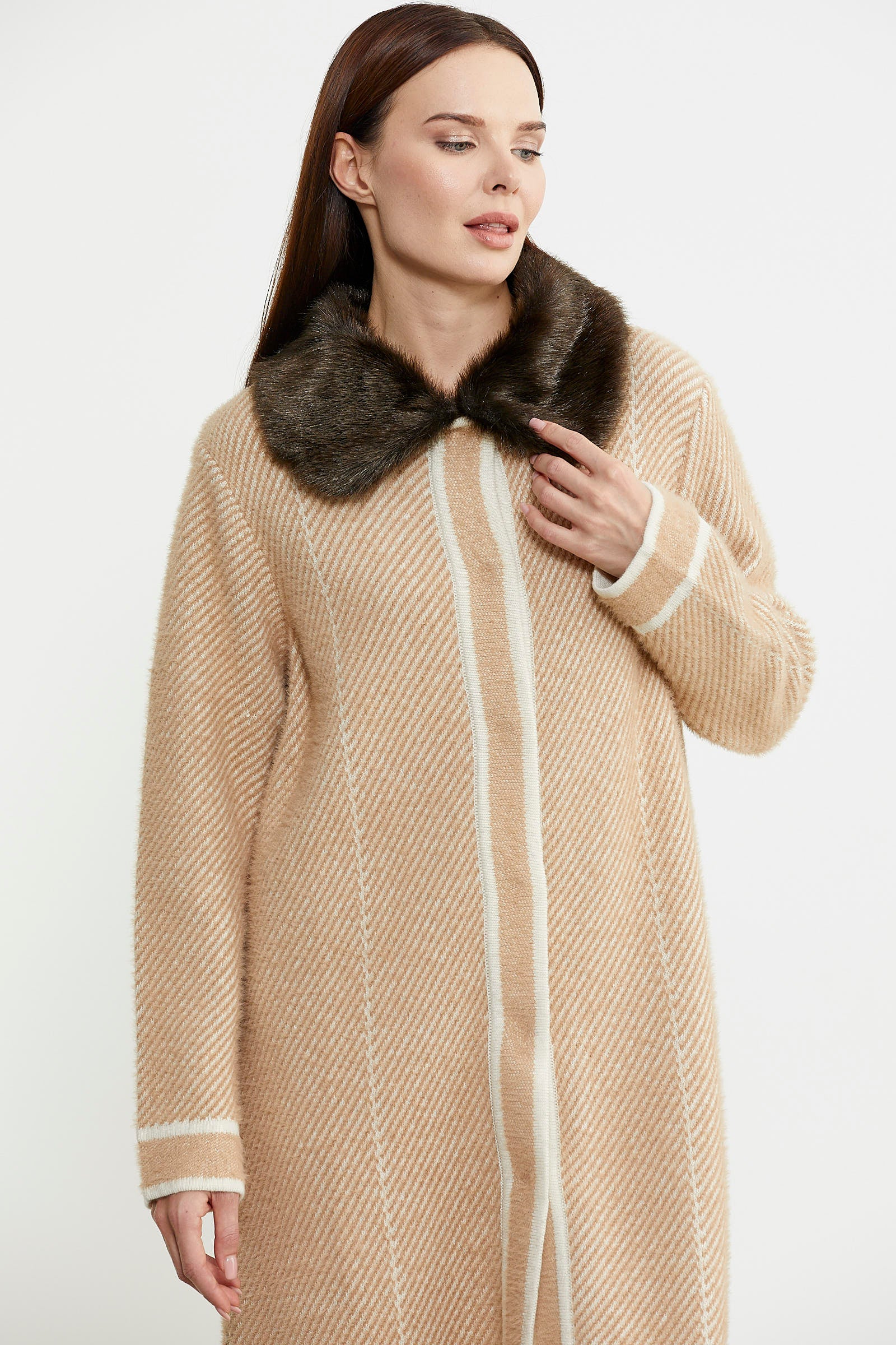 Yakası Suni Kürk Detaylı Uzun Triko Hırka - Bej - Sementa