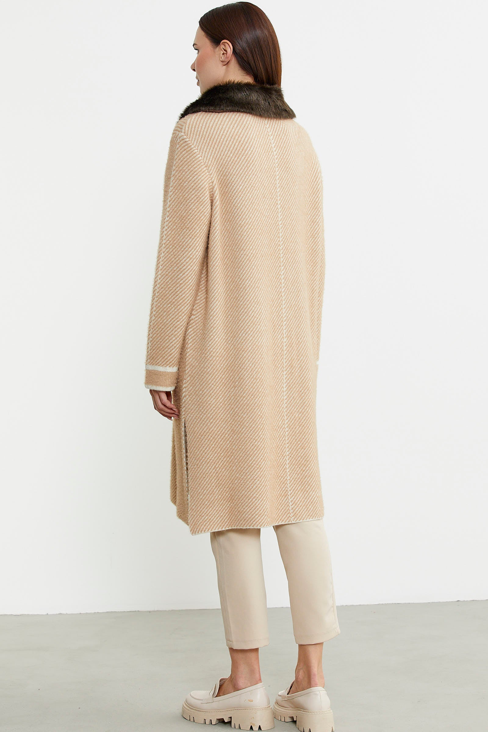 Yakası Suni Kürk Detaylı Uzun Triko Hırka - Bej - Sementa