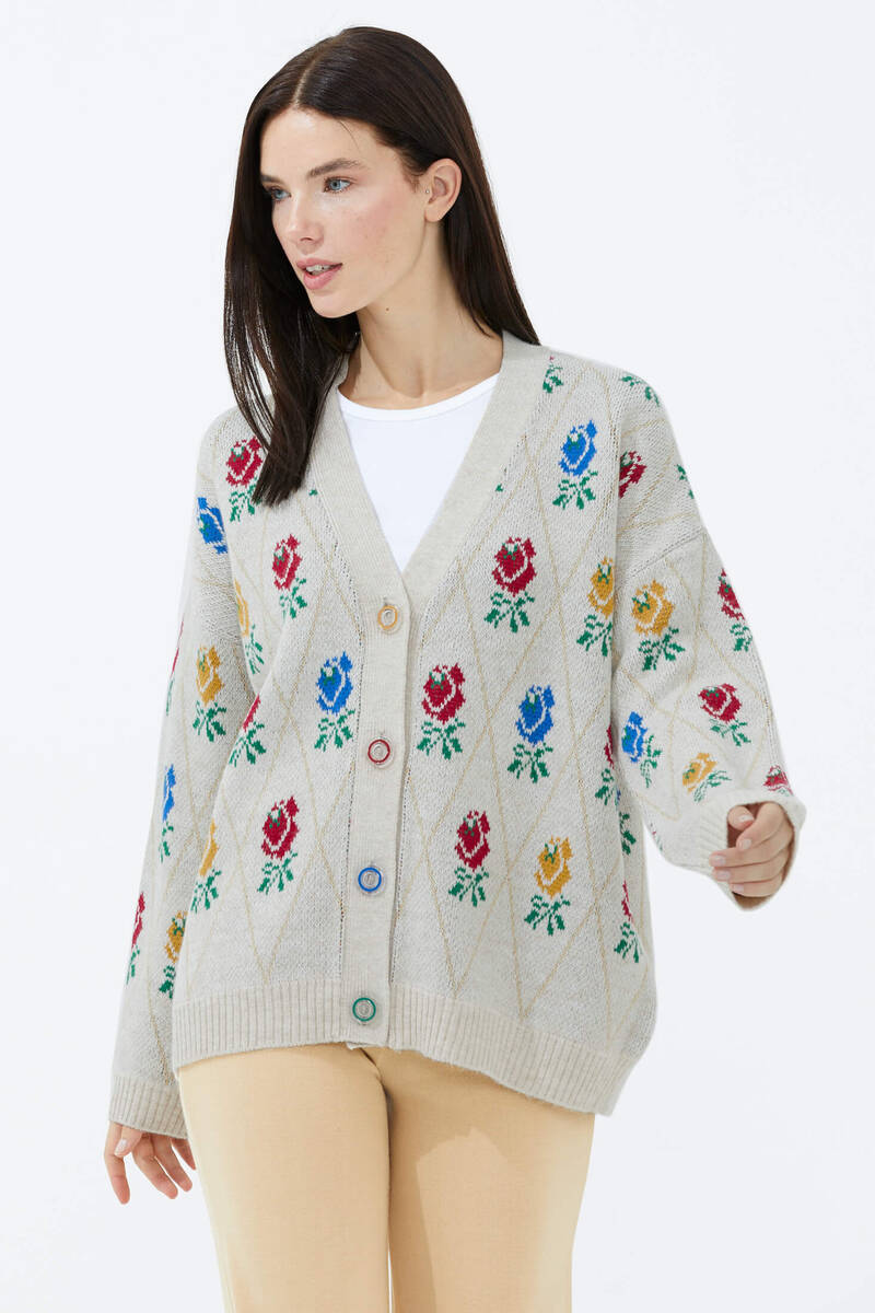 V Yaka Düğmeli Gül Desenli Triko Hırka - Açık Bej (2) Sementa