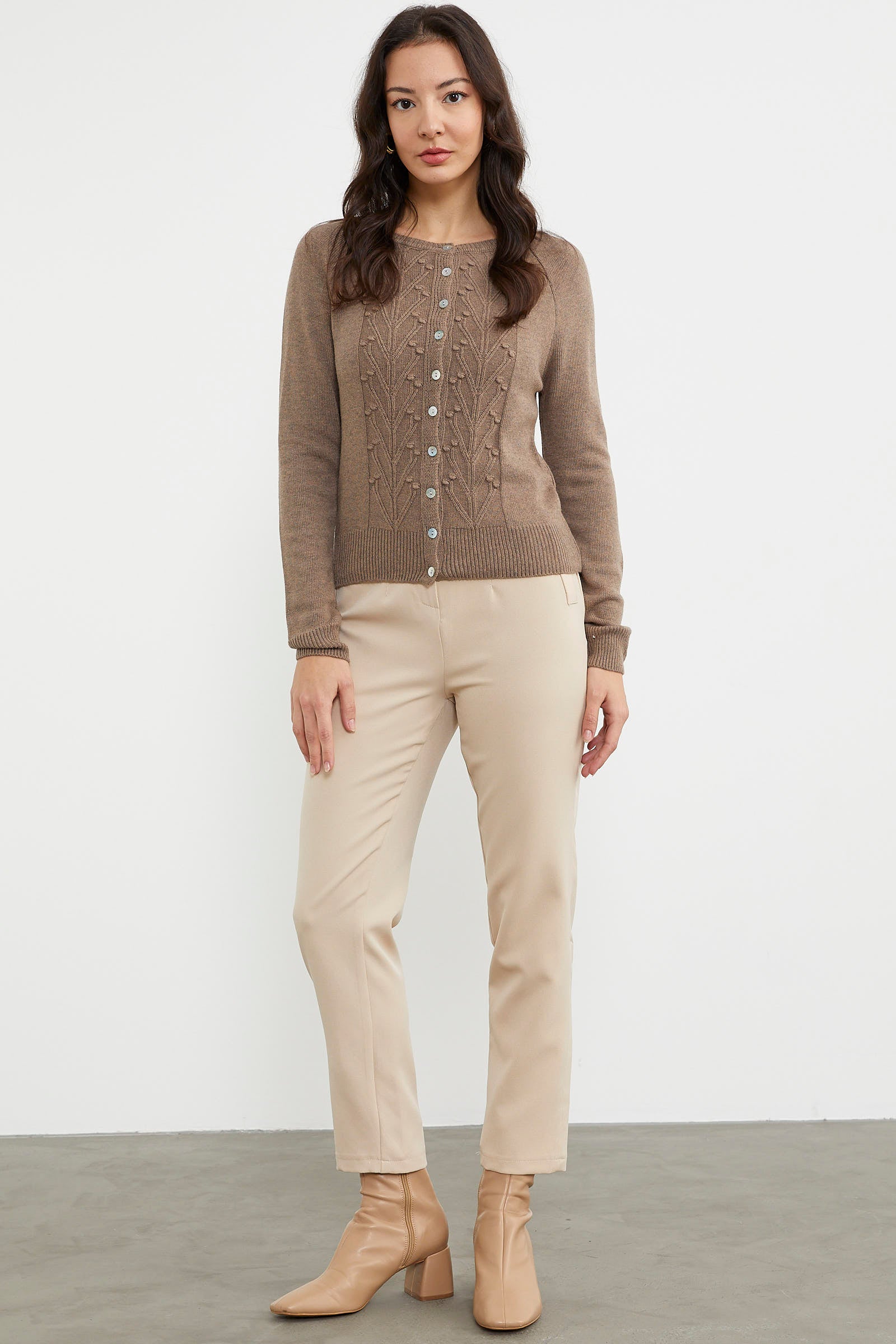 Motifli Düğmeli Kısa Triko Hırka - Vizon (1) Sementa